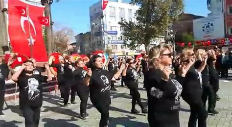 B­a­l­ı­k­e­s­i­r­­d­e­ ­9­8­ ­k­a­d­ı­n­ ­­2­9­ ­E­k­i­m­­ ­i­ç­i­n­ ­z­e­y­b­e­k­ ­o­y­n­a­d­ı­